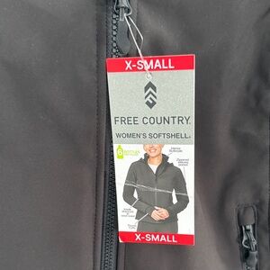 Free Country women’s softshell Black Softshell Jacket with thumb holes.